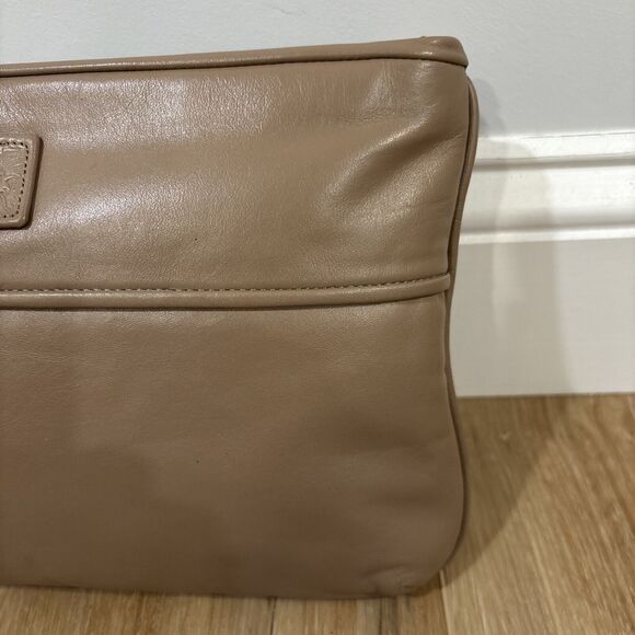 Anne Klein Calderon Shoulder Bag Lion Logo Leather Tan 11x7.5” Zipper Purse - Picture 4 of 16